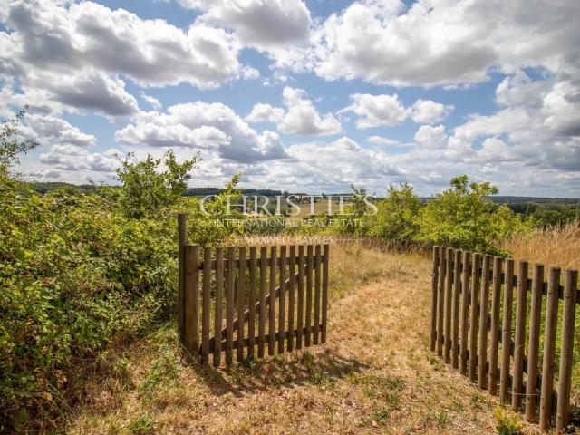La maison du meunier perchée sur une colline, offrant une vu. 248m² Eymet