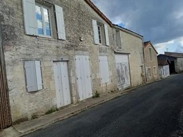 La maison est située a Neuvicq Le Chateau