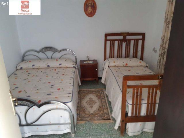 LA NAVA DE SANTIAGO, VIVIENDA AMPLIA, PATIO 300 M2, POSIBILIDAD SOLAR VENTA CONJUNTA SOLAR TRASERO