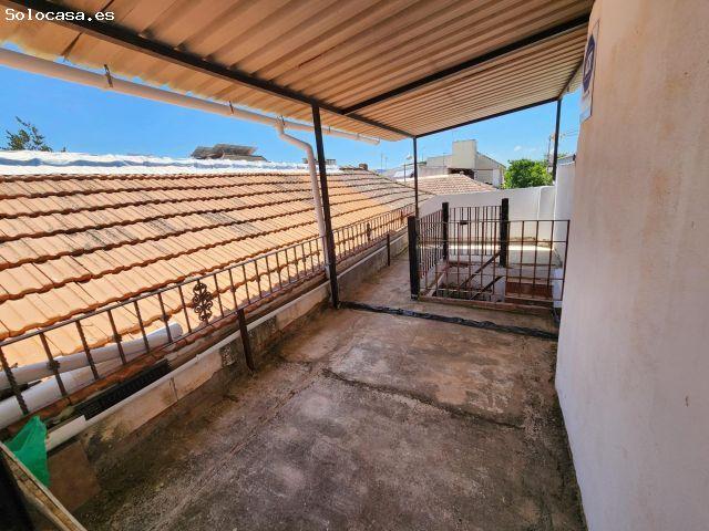 ¡La oportunidad que buscabas! Casa de esquina para reformar con terraza, en parte alta del Campo de