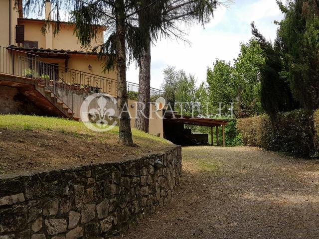 La proprietà misura circa 180mq commerciali e, si trova in p. 90m² Cetona