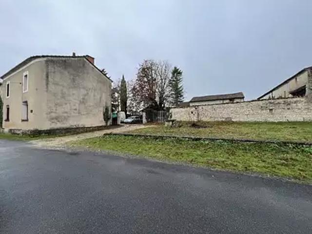 La Rochefoucauld en Angoumois 16110 Achat / Vente maison 7 pièces t7 au dernier étage parking