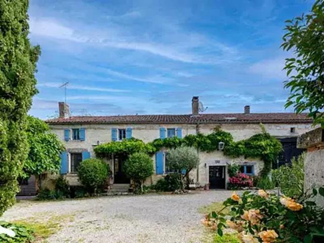La Rochefoucauld en Angoumois 16110 Achat / Vente maison 7 pièces t7 parking