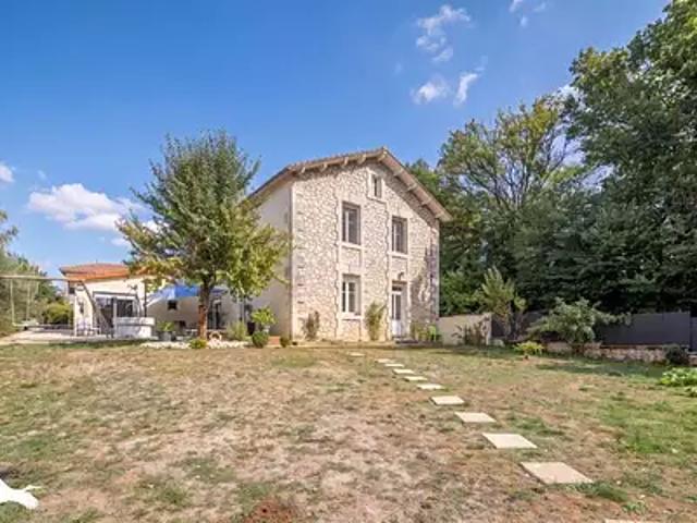 La Rochefoucauld en Angoumois 16110 Achat / Vente maison 6 pièces t6 parking