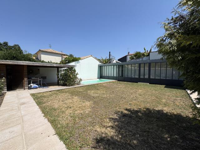 LA ROCHELLE Maison familiale de plus de 160 m2 avec piscine, jardin clos et double garage