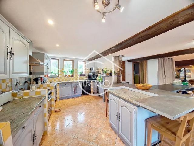 LA ROQUILLE: Bel ensemble immobilier 385 m² maison et gîte sur 4000 m²