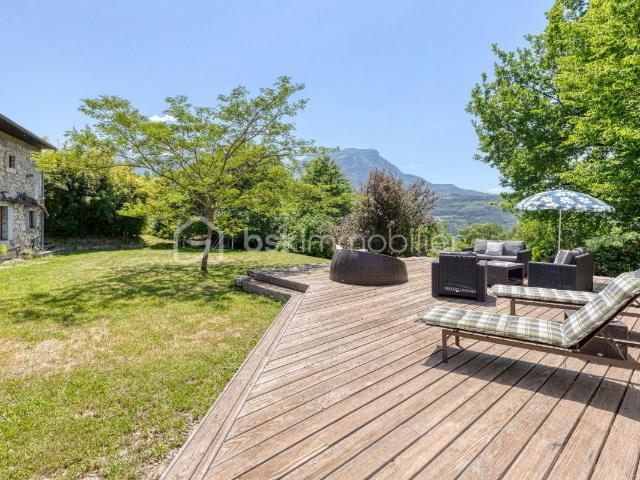 LA SALLE EN BEAUMONT 38350 – CORPS DE FERME DE CARACTÈRE RENOVE AVEC VUE PANORAMIQUE SUR L'OBIOU, 139m² D'HABITATION, PISCINE ET 200m² de DÉPENDANCES