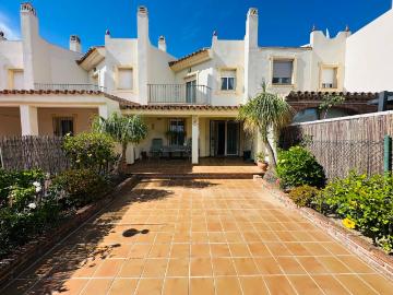 La Sierrezuela Adosada de 2 Dormitorios, Garaje Privado, 3 Piscinas, Pista de Padel, Gran Terraza