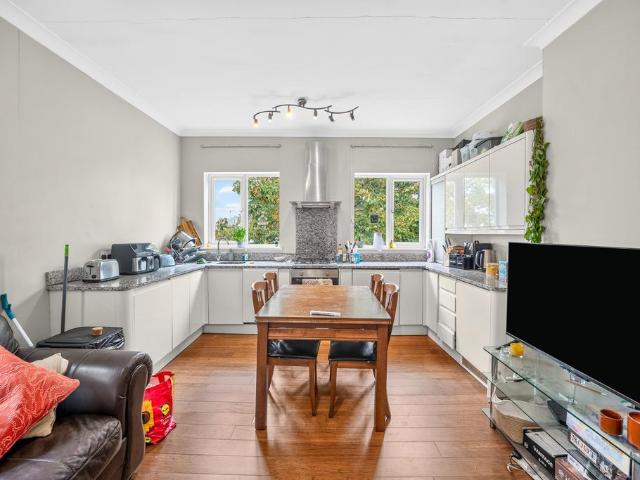 Lambert Road, London, SW2 2 bed flat to rent £2,350 pcm £542 pw