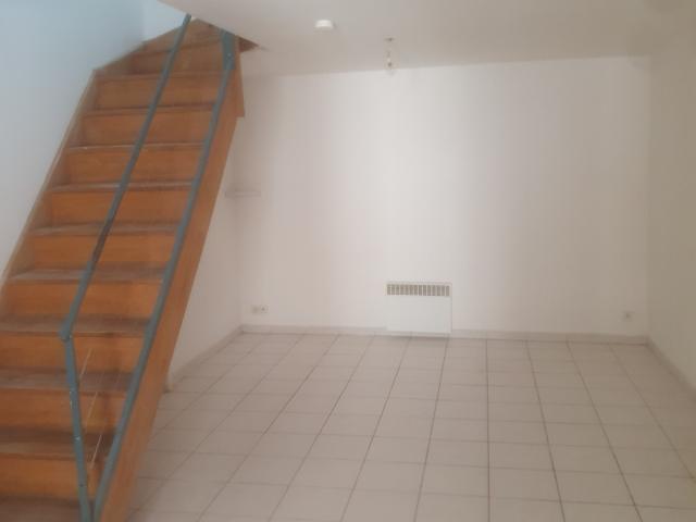 Lambesc centre village appartement avec une chambre, un bureau et un mezzanine