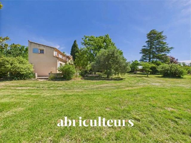 LAMBESC en campagne, maison T6 avec terrain de 4 800 m²
