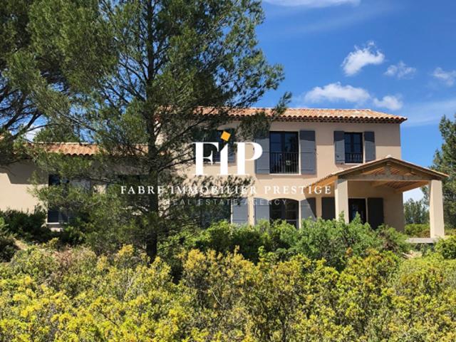 Lambesc Ensemble immobilier de deux maisons jumelées à aménager de 200 m2 chacune sur un hectare de terrain