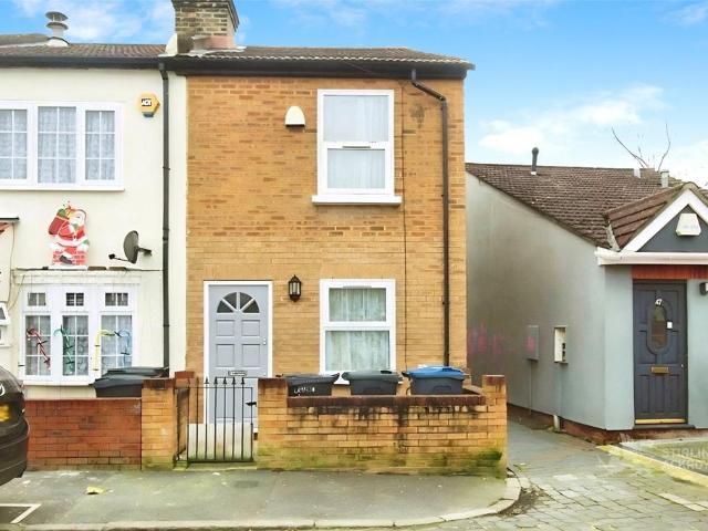 Lambeth Road, Croydon, CR0 2 bed end of terrace house to rent £1,600 pcm £369 pw