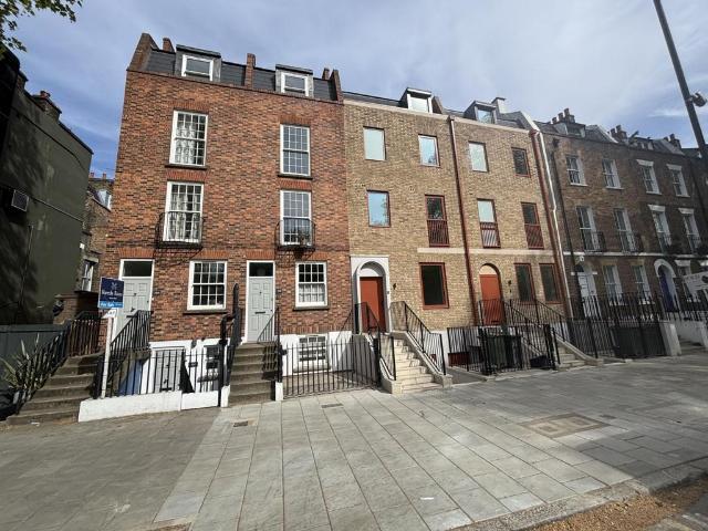 Lambeth Road, London SE1 3 bed apartment to rent £4,700 pcm £1,085 pw