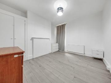 Lambourne Road, Chigwell IG7 2 bed flat to rent £1,600 pcm £369 pw