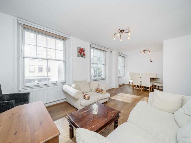 Lamb's Conduit Passage, London WC1R 3 bed flat to rent £4,500 pcm £1,038 pw