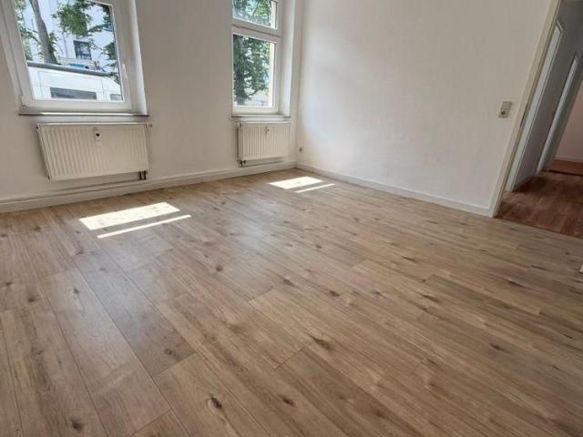 Laminat Bad mit Wanne+Fenster frei ab 1.5.26