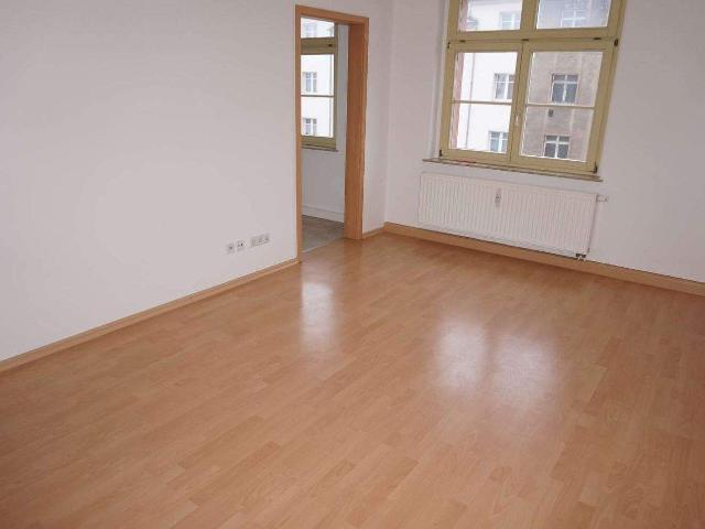 Laminatt / 2. OG / Bad mit Dusche / frei ab sofort