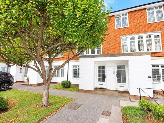 Lammas Court, Windsor, Berkshire, SL4 2 bed duplex to rent £2,200 pcm £508 pw