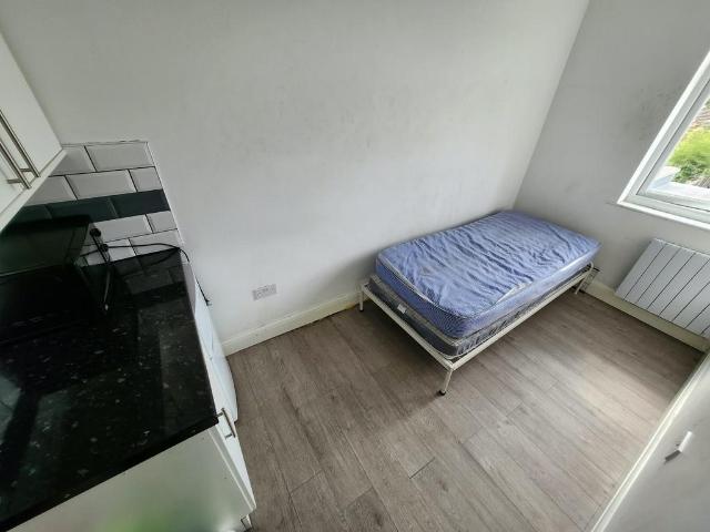 Lammas Avenue, Mitcham CR4 1 bed house to rent £800 pcm £185 pw