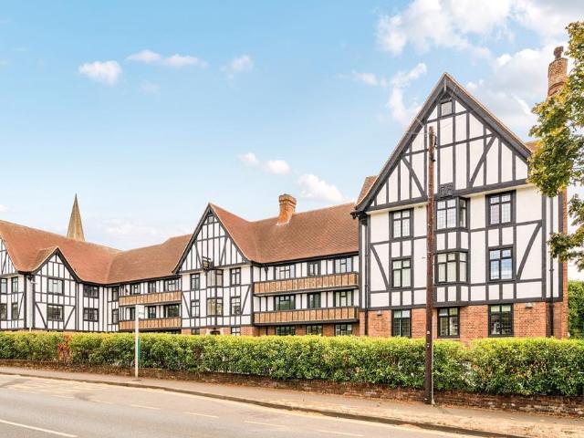 Lammas Lane, Esher KT10 2 bed apartment to rent £2,100 pcm £485 pw