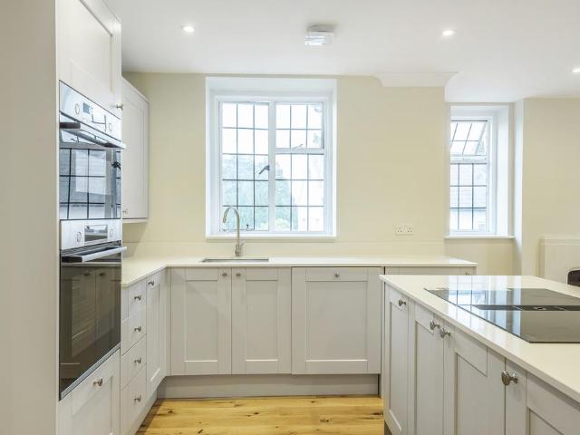 Lammas Lane, Esher, Surrey, KT10 2 bed apartment to rent £2,100 pcm £485 pw