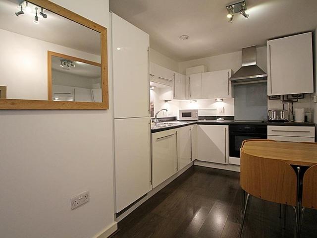 Lampton Avenue, Hounslow, TW3 1 bed flat to rent £1,600 pcm £369 pw