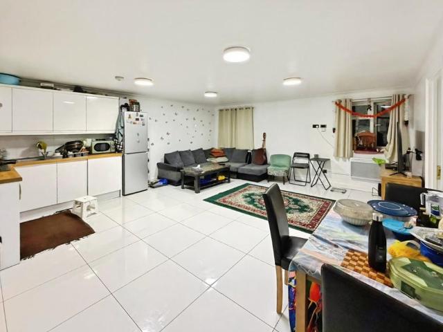Lampton Road, Hounslow 3 bed flat to rent £2,500 pcm £577 pw
