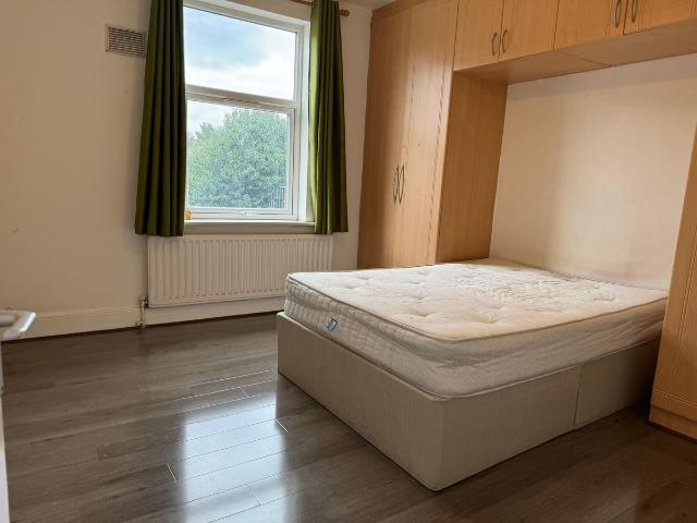Lampton Road, Hounslow, Greater London TW3, 2 bed flat to rent, £2,000 pcm | PrimeLocation