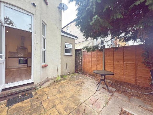 Lampton Road, Hounslow, Middlesex, TW3 Studio to rent £1,250 pcm £288 pw