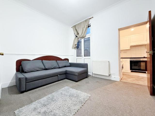 Lampton Road, Hounslow TW3, Studio to rent, £1,150 pcm | PrimeLocation
