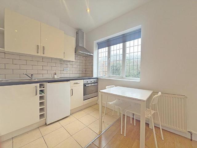 Lampton Road, Hounslow, TW3 Studio to rent £1,200 pcm £277 pw