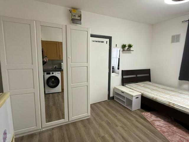 Lampton Road, Hounslow TW3 Studio to rent £1,250 pcm £288 pw