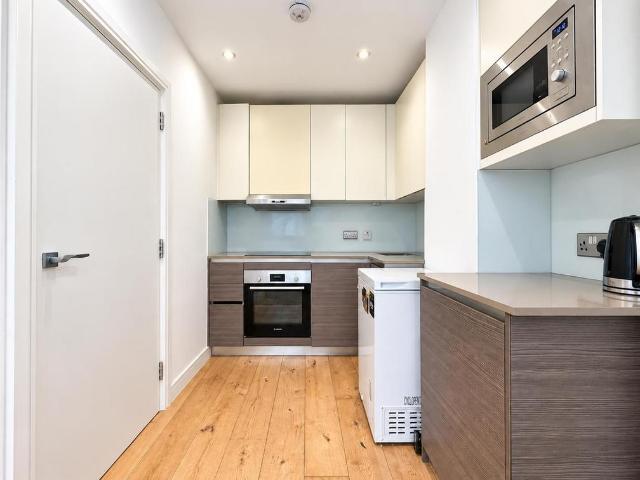 Lampton Road, Hounslow TW3 1 bed apartment to rent £1,400 pcm £323 pw
