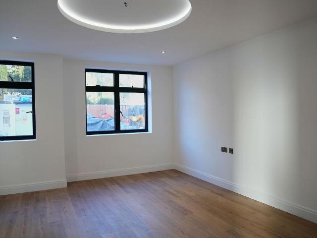 Lampton Road, Hounslow TW3 4 bed semi detached house to rent £4,750 pcm £1,096 pw