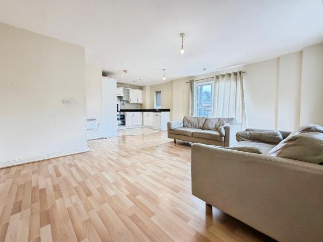 Lanadron Close, Isleworth 2 bed flat to rent £1,990 pcm £459 pw