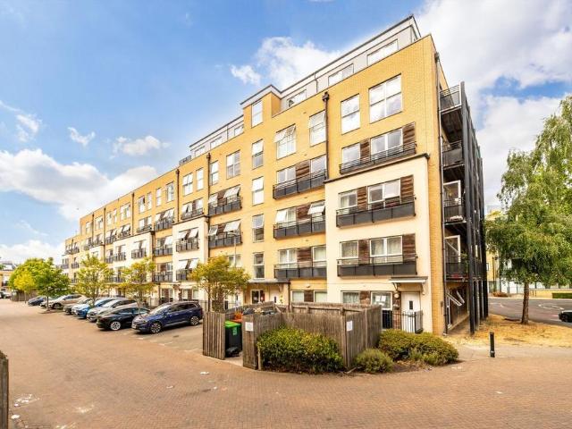 Lanadron Close, Isleworth TW7 2 bed flat to rent £1,800 pcm £415 pw