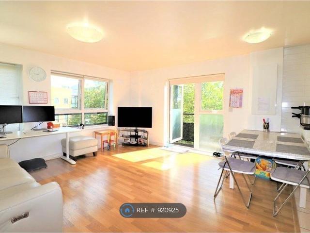 Lanadron Close, Isleworth TW7, 2 bed flat to rent, £2,095 pcm | PrimeLocation