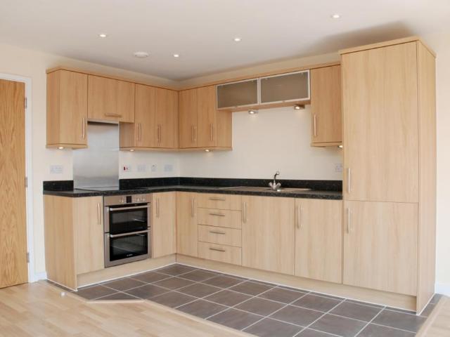 Lanadron Close, Isleworth, TW7 2 bed flat to rent £1,900 pcm £438 pw