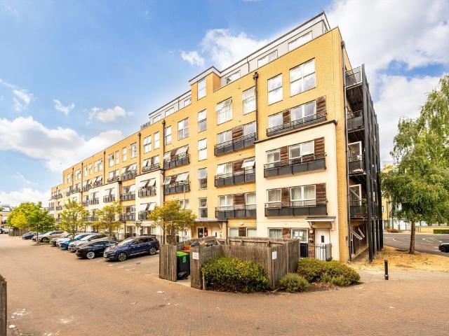 Lanadron Close, Isleworth TW7, 2 bed flat to rent, £1,800 pcm | PrimeLocation