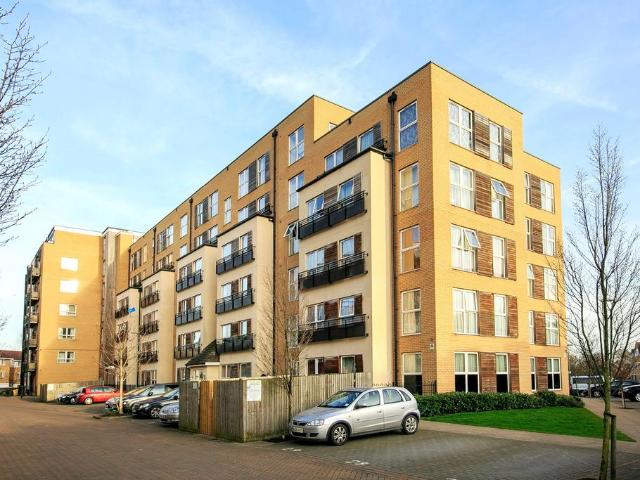 Greenbank Court, Lanadron Close. 2 bed flat to rent £2,100 pcm £485 pw