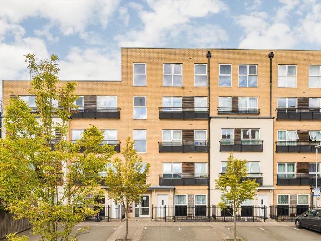 Lanadron Close, Isleworth TW7, 2 bed flat to rent, £2,100 pcm | PrimeLocation