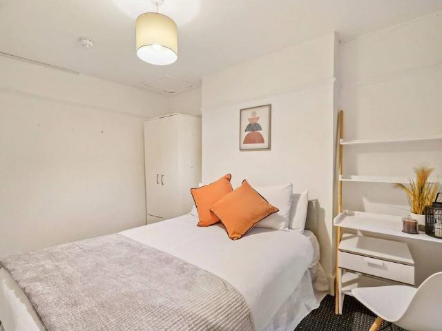 Lanark Place, London W9 1 bed in a house share to rent £1,650 pcm £381 pw
