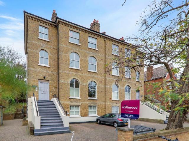 Lancaster Avenue, West Dulwich. 3 bed flat to rent £2,600 pcm £600 pw