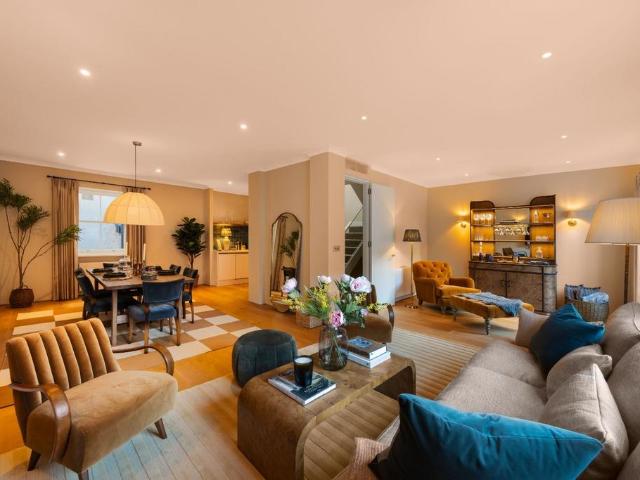 Lancaster Mews, London, W2 3 bed mews to rent £12,000 pcm £2,769 pw