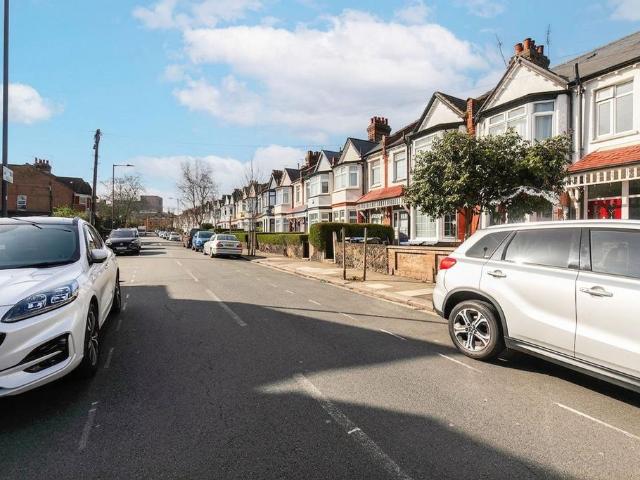 Lancaster Road, London NW10 5 bed terraced house to rent £3,700 pcm £854 pw