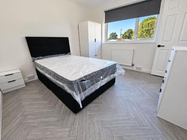 Lancing Close, Crawley, West Sussex. House share to rent £895 pcm £207 pw