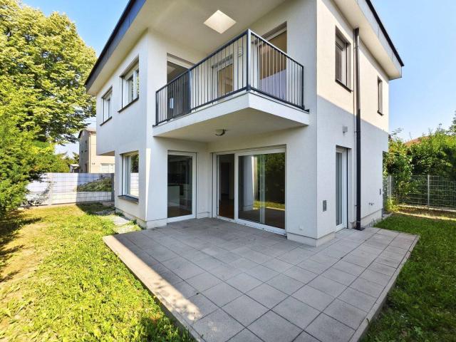 Land in Sicht! Modernes Einfamilienhaus mit Balkon, Terrasse und Garten in idyllischer Grünruhelage am Stadtrand