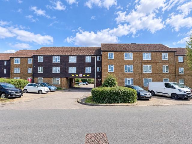 Landau Way, Turnford EN10, 2 bed flat to rent, £1,500 pcm | PrimeLocation