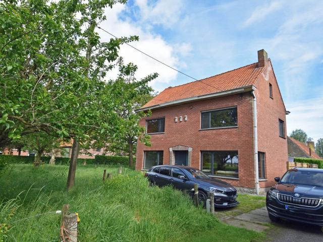 Landelijk gelegen en verrassend ruime woning gelegen te E.